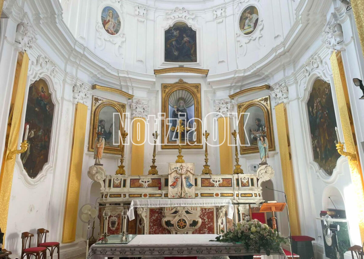 Uno sguardo sul centro storico: l'altare di Santa Chiara - 