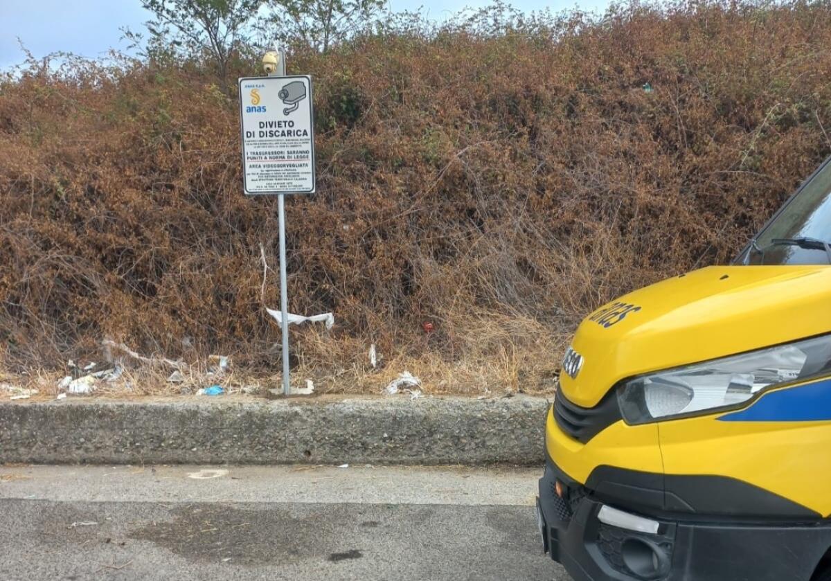 Troppi rifiuti sulla 106, Anas pulisce e installa le fototrappole - 