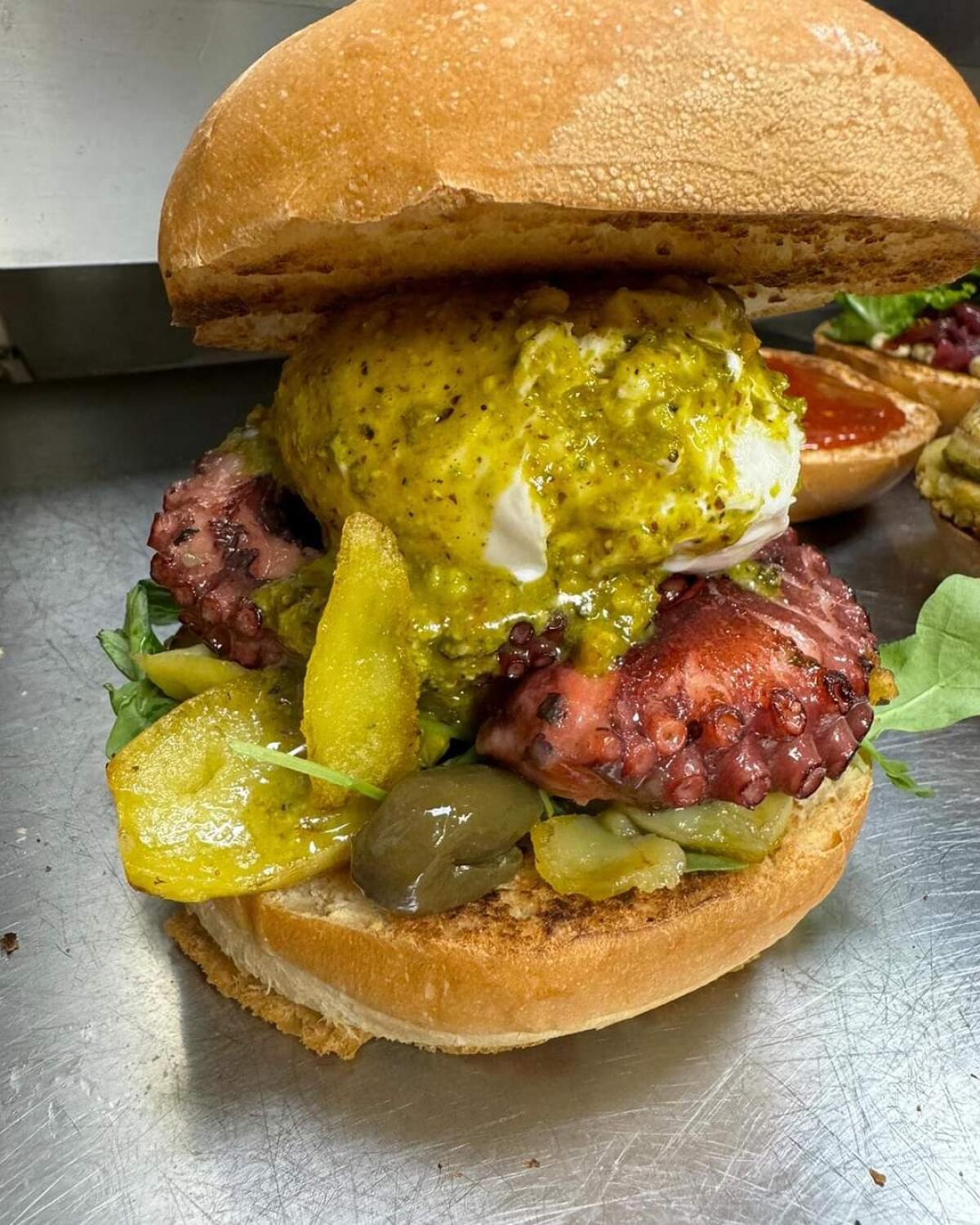 Un morso al sapore del panino con la burrata e il polpo - 