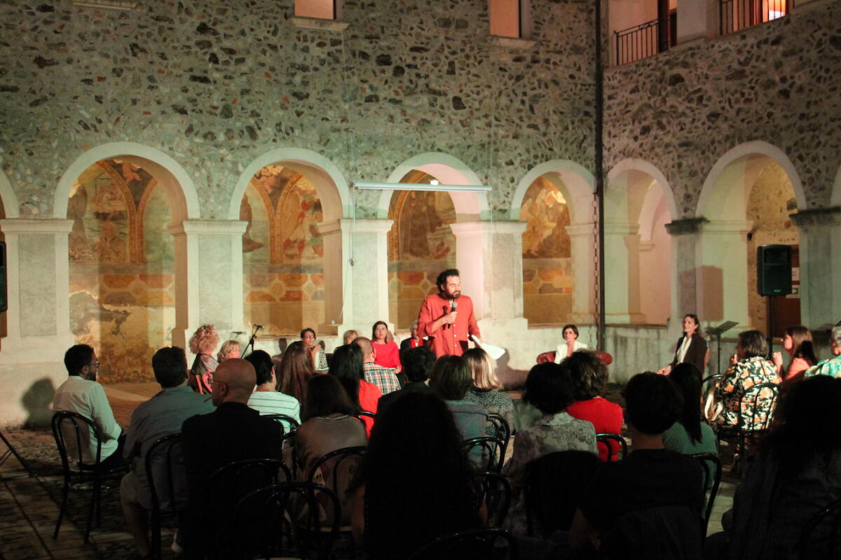 Carlo Gallo emoziona il pubblico del Festival della lettura con il "Jukebox della poesia" - 