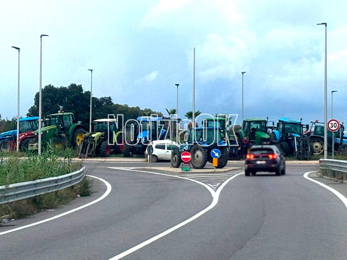 Crotone - Agricoltori sul piede di guerra. I trattori tornano ad occupare le strade - 