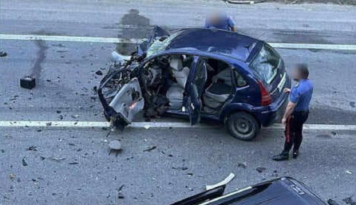 Scontro frontale sulla SS 106, morto un ventiduenne - 