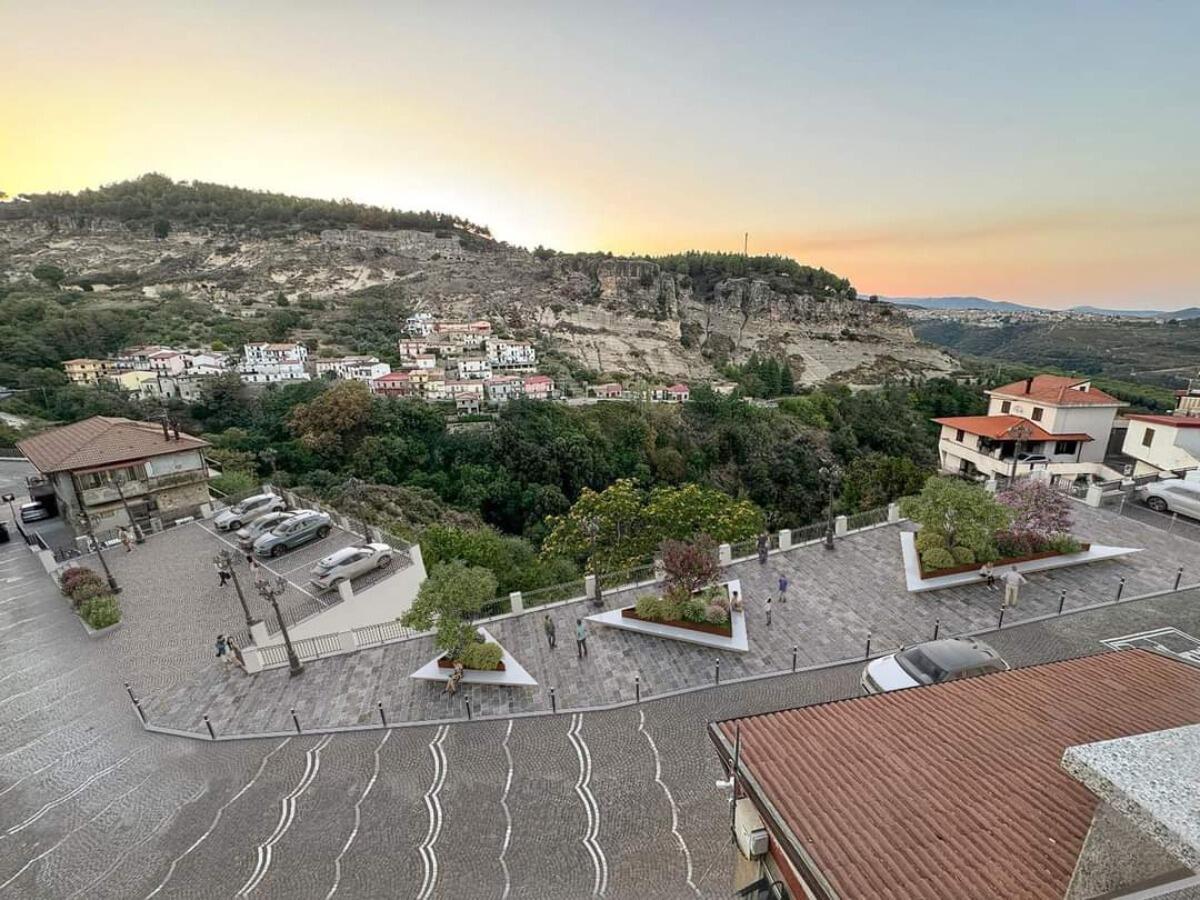 Verde e spazi di incontro, ecco il progetto per la nuova piazza di Caccuri - 