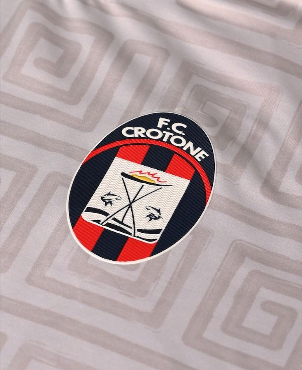 Crotone calcio |  Gianluca Facente ci racconta la nuova maglia griffata Kroton - 