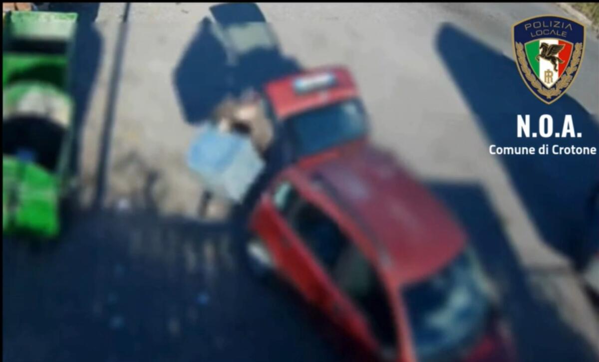 Crotone - Fototrappole e vigili in borghese contro l'abbandono di ingombranti e controlli sui cani domestici - 