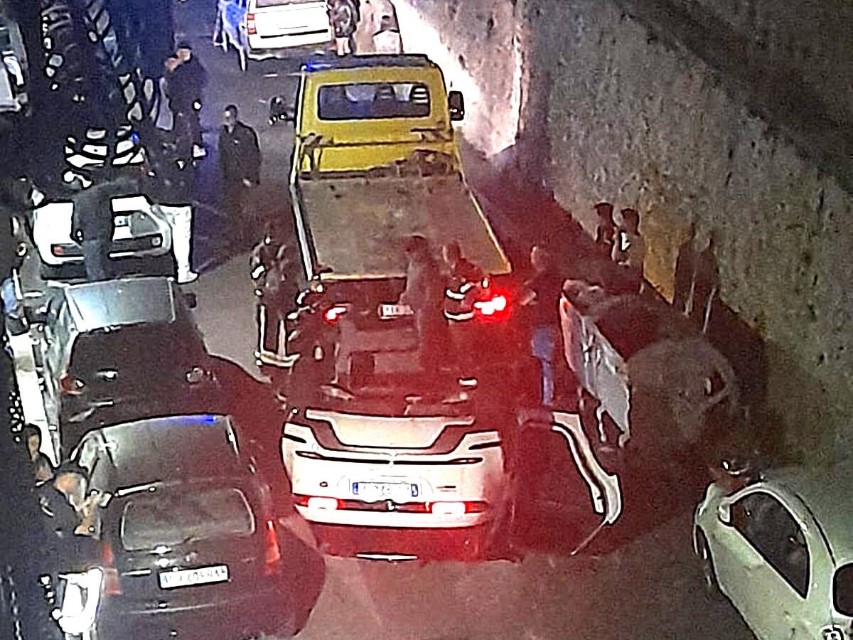 Crotone - Suv si accappotta nel centro storico - 