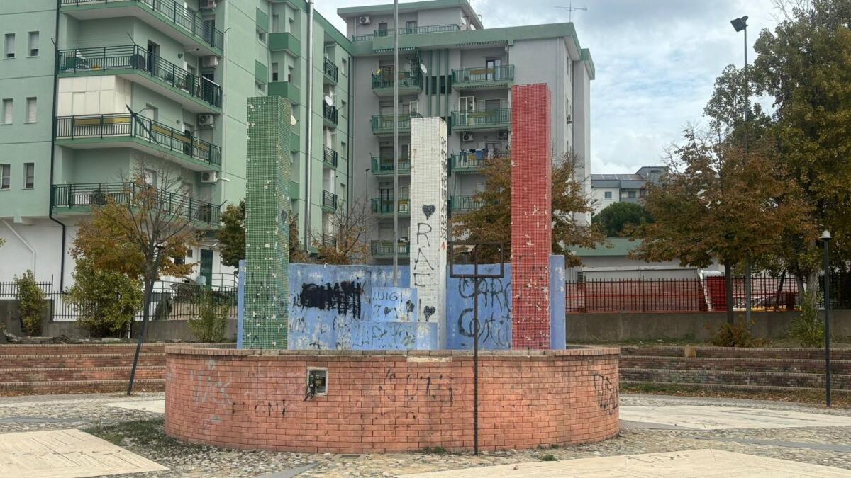 Crotone - Una piazza diventata monumento al degrado - 