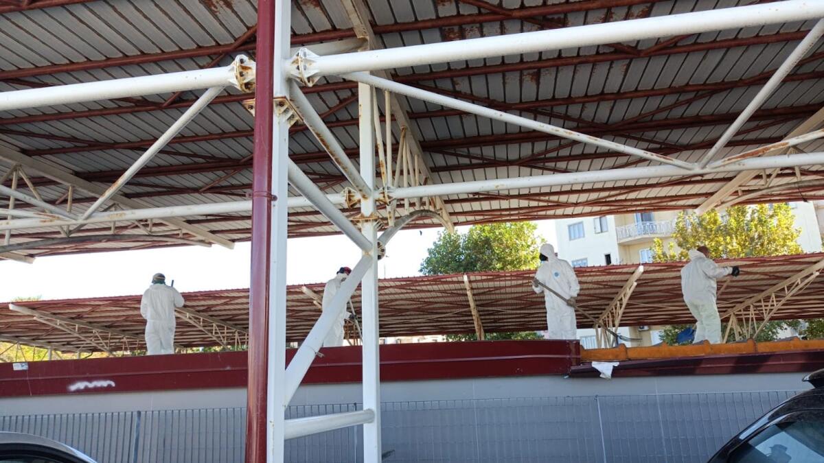 Crotone - Piazzale Nettuno liberata da materassi e mobilia - 