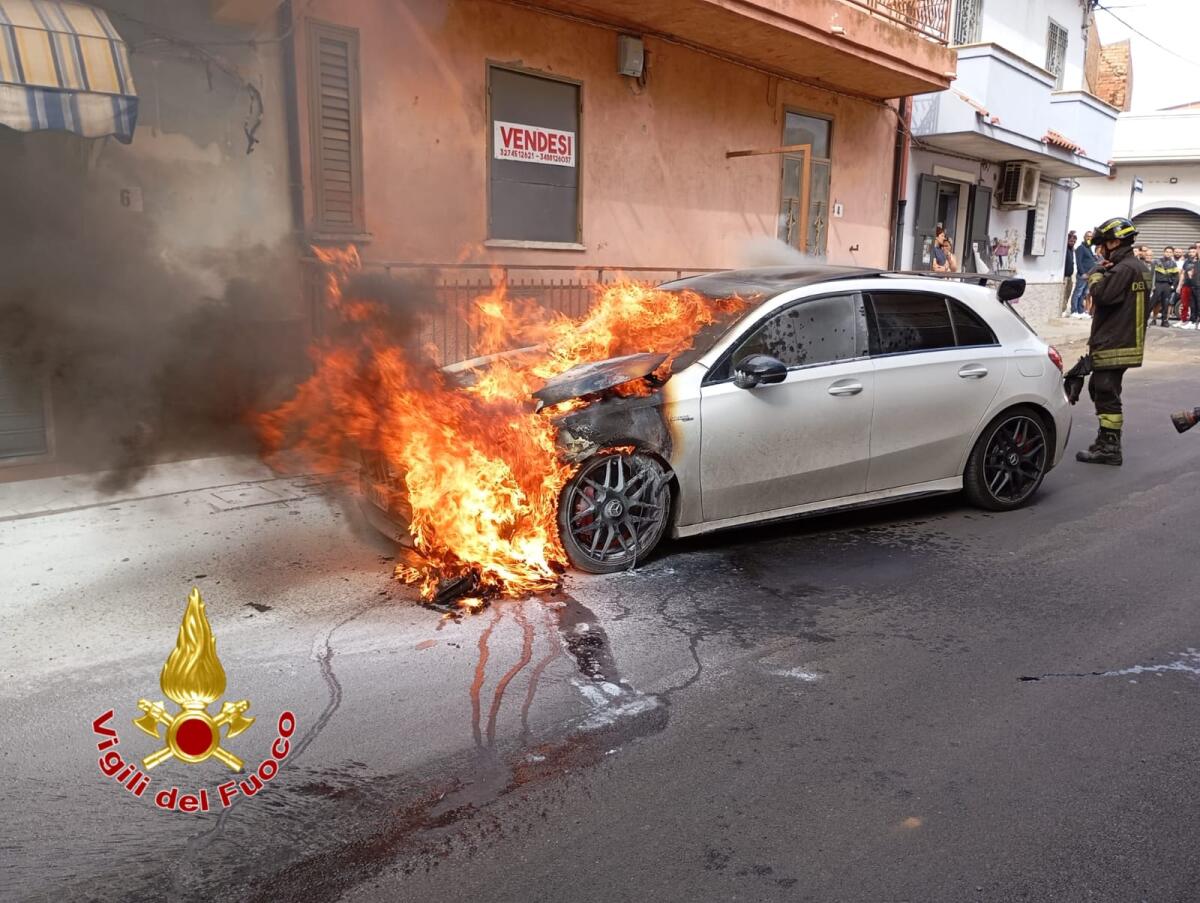 Auto va in fiamme durante la marcia, intervento dei Vigili del fuoco - 