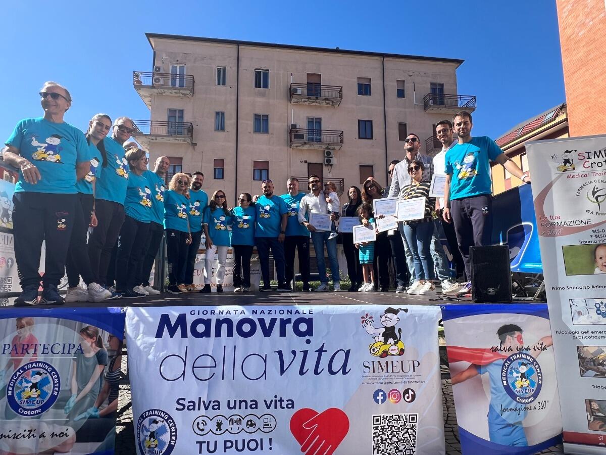 Crotone - Salvano vite con le manovre anti-soffocamento, premiati sette allievi della Simeup - 