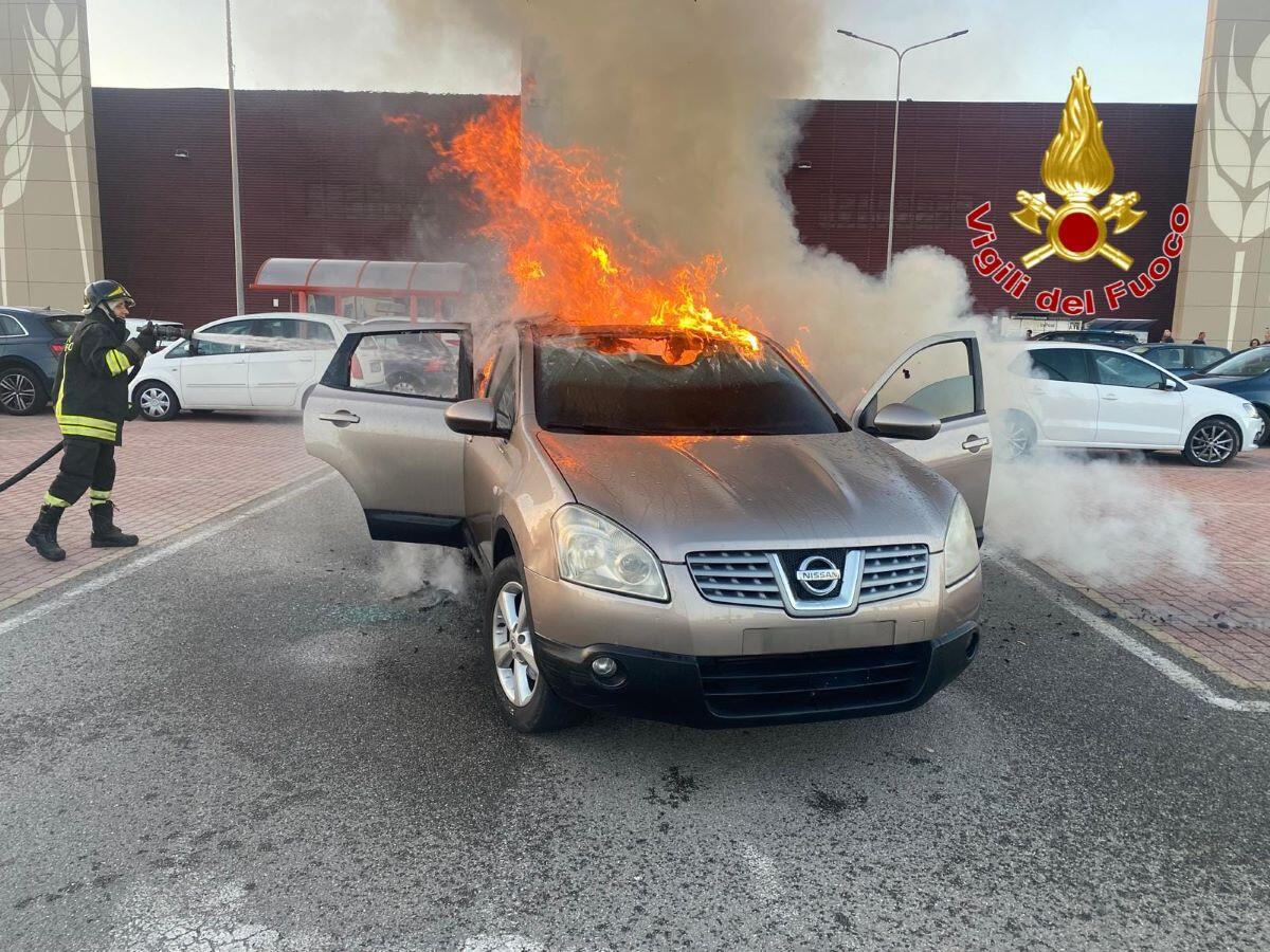 Crotone - Auto prende fuoco, dentro anche un neonato, per fortuna illeso - 