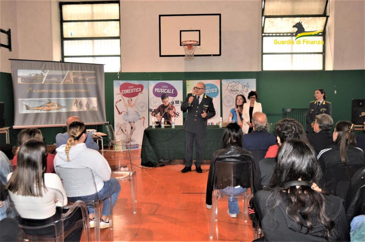 A Cosenza studenti a lezione di educazione alla legalità economica con la Guardia di finanza - 