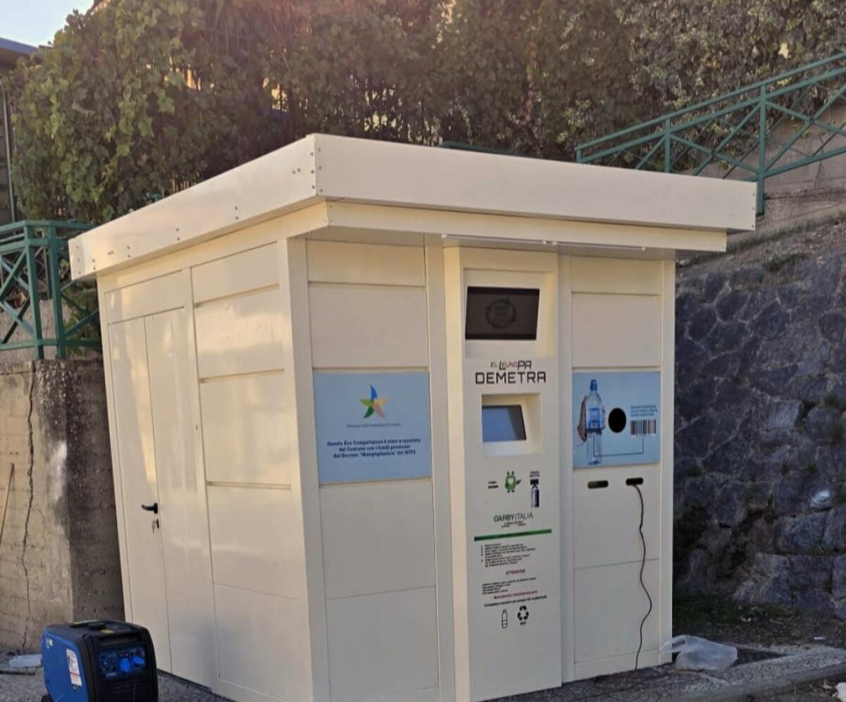 Cassano all'Ionio - Installato il nuovo eco-compattatore mangia-plastica - 