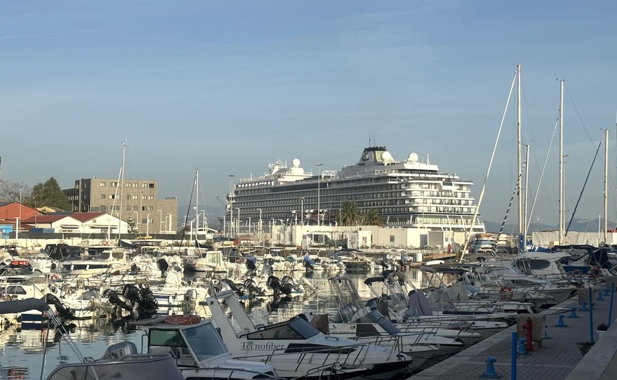 Crotone - Arrivata la Viking Saturn, americani alla scoperta della città - 