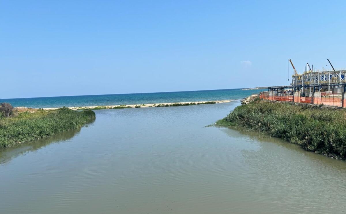 Crotone - Lavori di pulizia della foce dell'Esaro - 