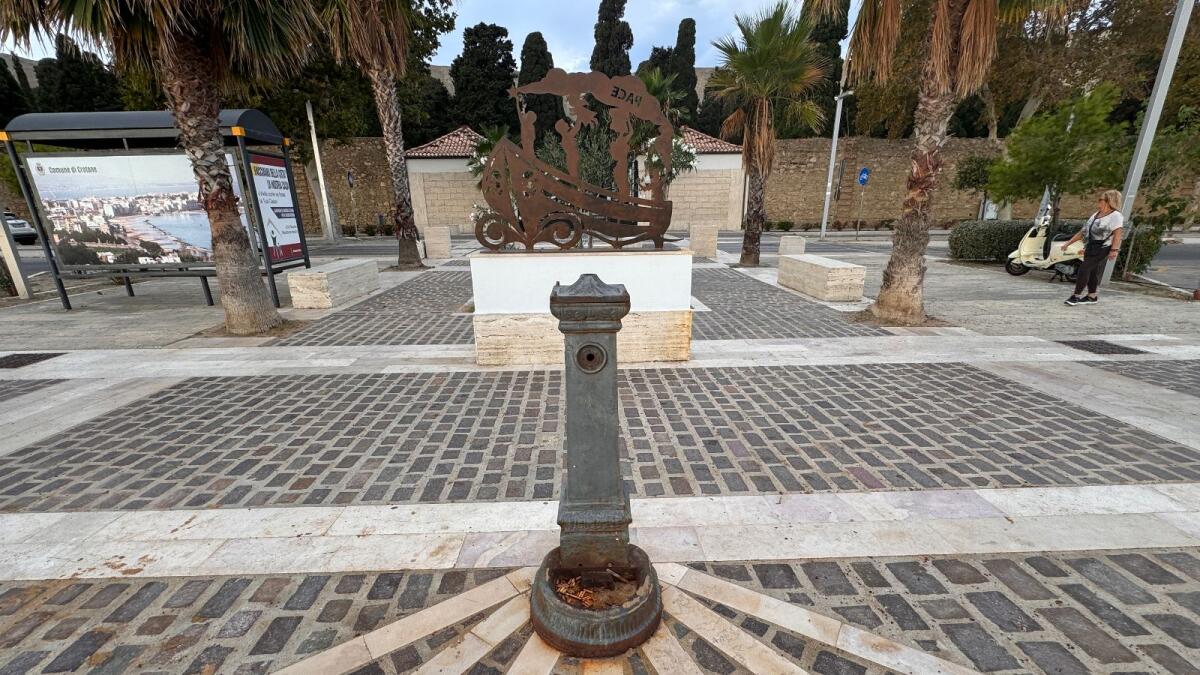 Crotone - In piazzale cimitero la speranza è proprio defunta - 