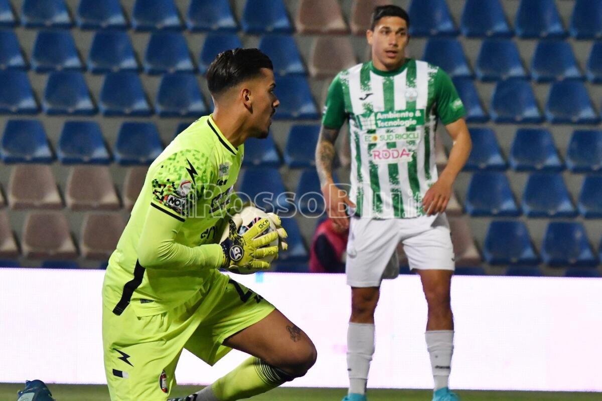 #MonopoliCrotone 1-1 | Di Pasquale illude i rossoblù ma poi è il solito Crotone, arbitraggio scandaloso - 