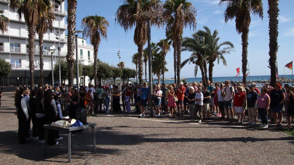 Crotone - I croceristi tedeschi accolti sul lungomare dal coro Polifonico dell’Anna Frank - 