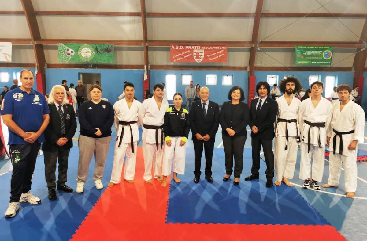 Karate - Cinque nuove cinture nere primo DAN e un terzo Dan per la Martial Kroton Ryu - 