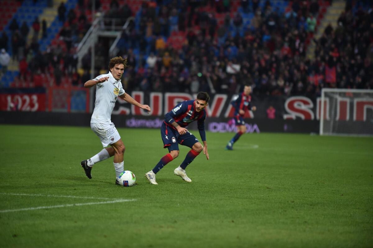 A Tutta C | I Pronostici - Il Trapani vuol provare ad inserirsi nella lotta alla promozione diretta - Un'immagine della ultima sfida tra Crotone e Trapani (Stagione 2019/20 - Crotone - Trapani 3-0)
