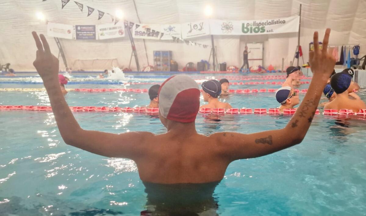 Crotone - I minori stranieri del Cas di Sabir a lezione di nuoto grazie a Rari Nantes Auditore - 