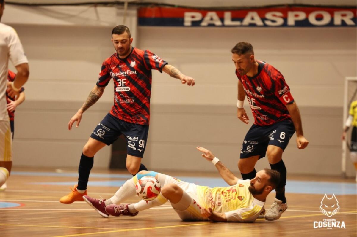 Calcio a 5 - Altra sconfitta per la Pirossigeno. Al PalaCosentia passa la Roma - 