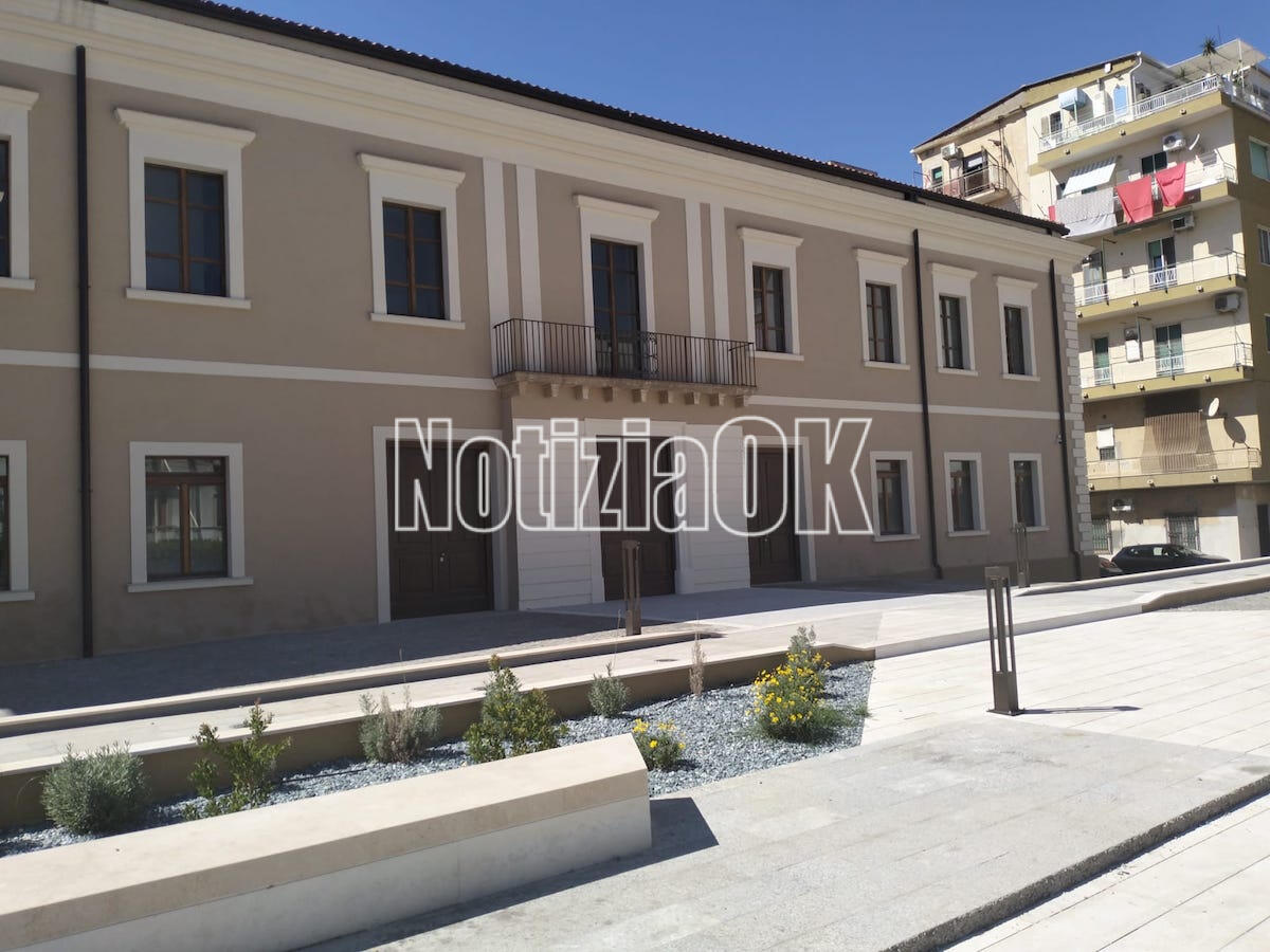 Crotone - Il teatro si illuminerà di rosa per sostenere la ricerca sul tumore al seno - 