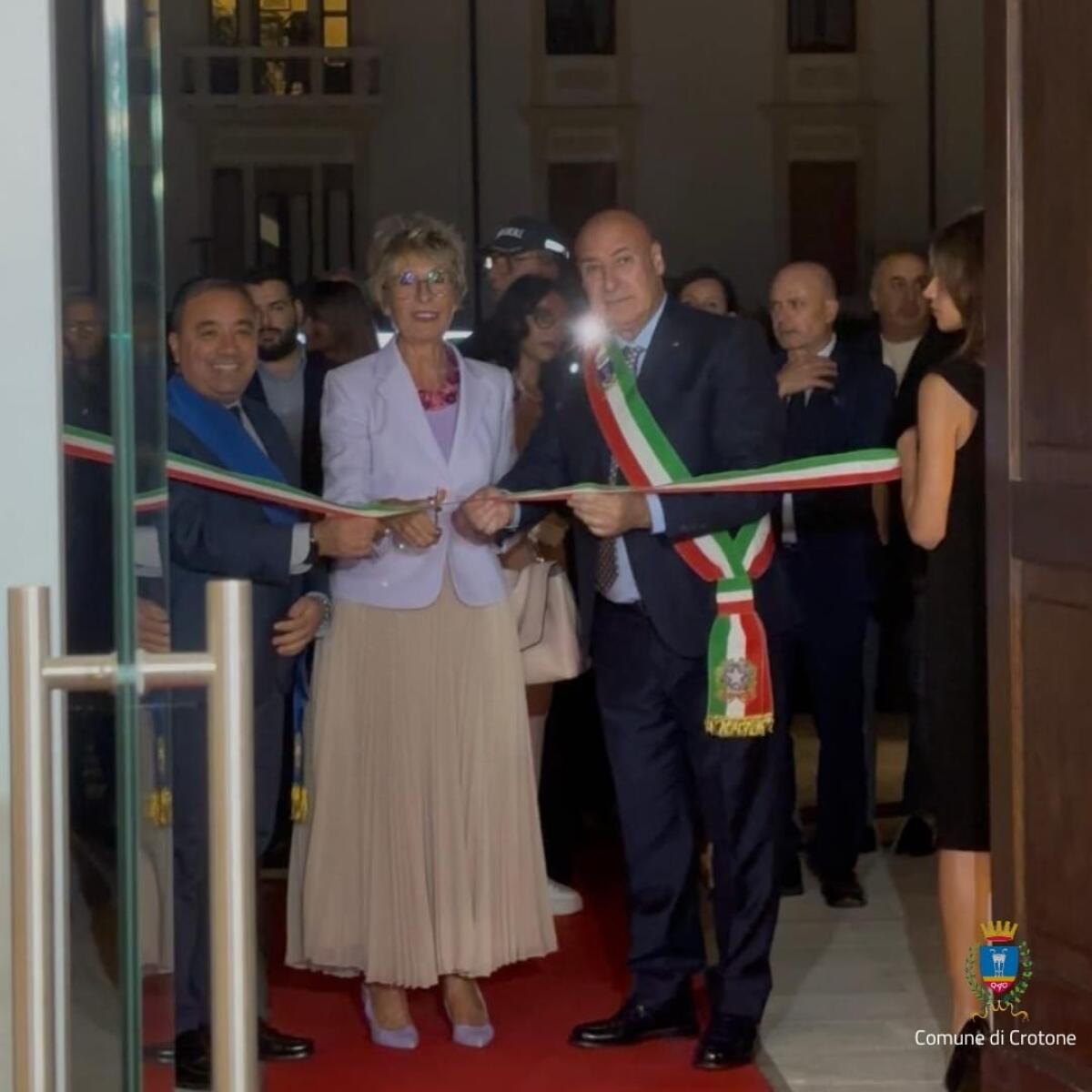 Crotone - Inaugurato il Teatro comunale: una festa di popolo - 
