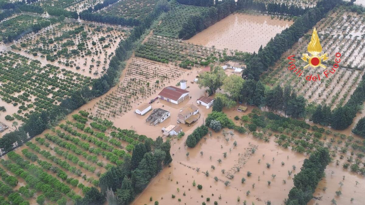 Le immagini di una giornata drammatica per la Calabria, dopo la pioggia si contano di danni (Foto Gallery) - 