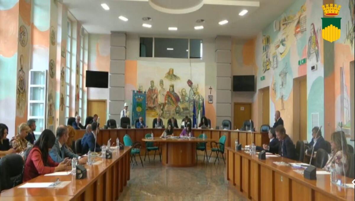 Cosenza - Il Consiglio comunale ratifica la variazione di bilancio - 