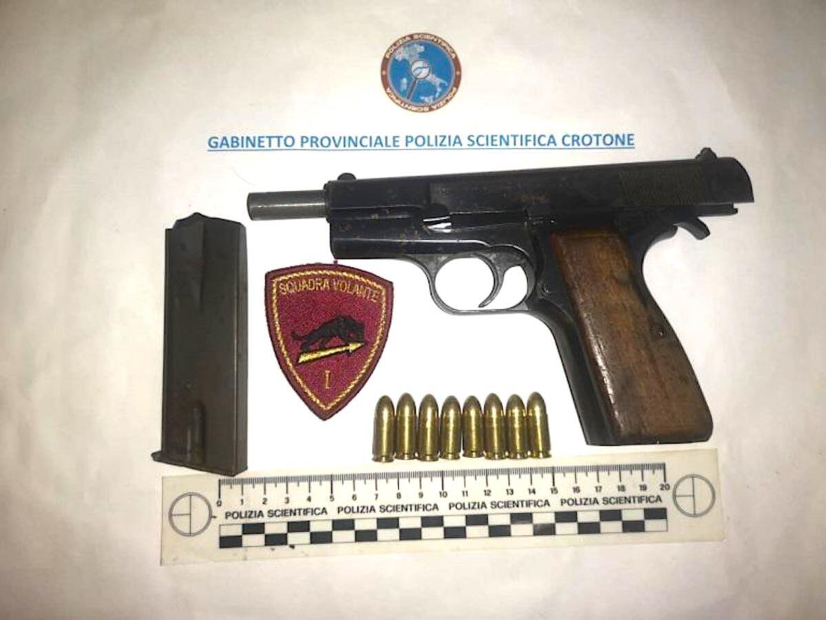 Crotone - In auto con una pistola, arrestato dalla Polizia giovane incensurato - 
