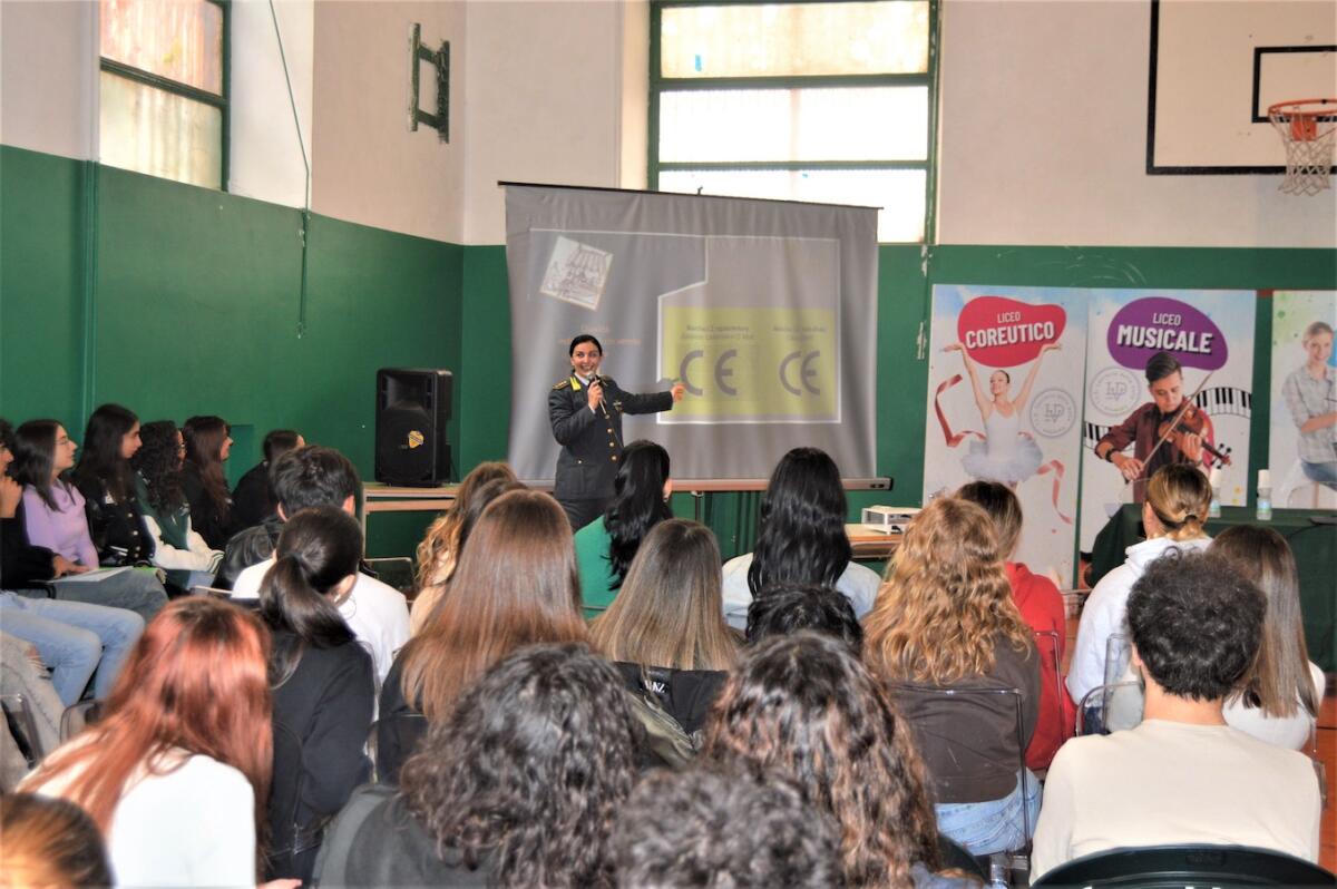 Cosenza - Educazione alla legalità economica, prima tappa l'IIS Lucrezia della Valle - 