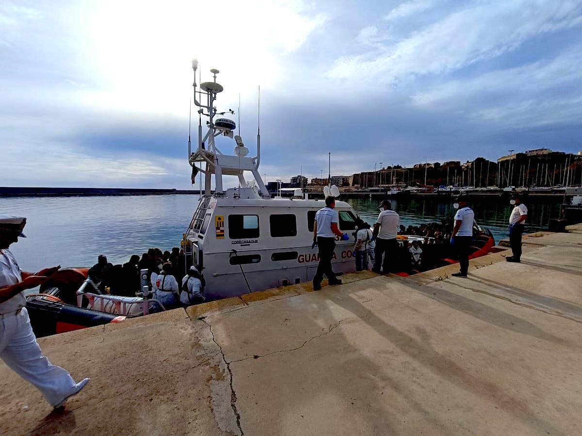 Sbarco a Crotone - Un centinaio i migranti arrivati stamattina - 