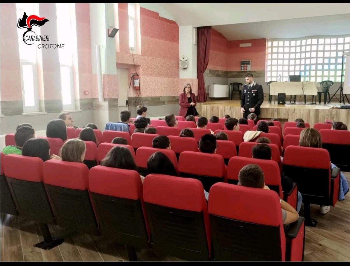 Caccuri - I Carabinieri incontrano gli studenti dell'istituto Cicco Simonetta - Oplus_131072