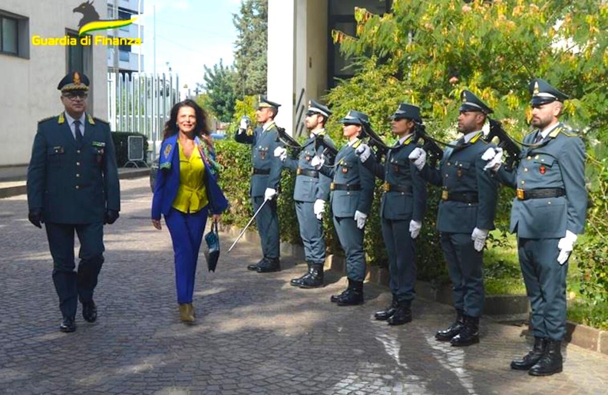 Il Prefetto Rosa Maria Padovano ha fatto visita alla Guardia di Finanza di Cosenza -