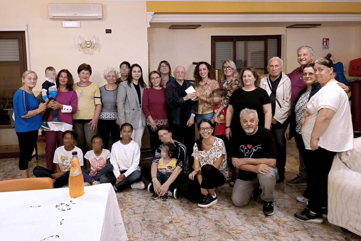 Cirò Marina - I giornalisti-attori consegnano il ricavato del loro spettacolo alla casa-famiglia Agar - 
