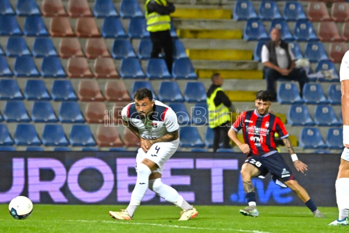 #CrotoneTaranto 2-1 | Il Crotone vince contro tutti: Taranto, sorte e arbitro - 