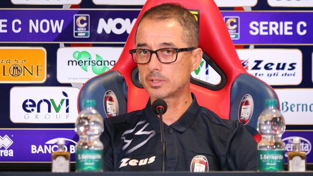 #CrotoneTaranto 2-1 | Mister Longo: "Mi auguro che errori arbitrali come quello di stasera non ce ne siano più" - 