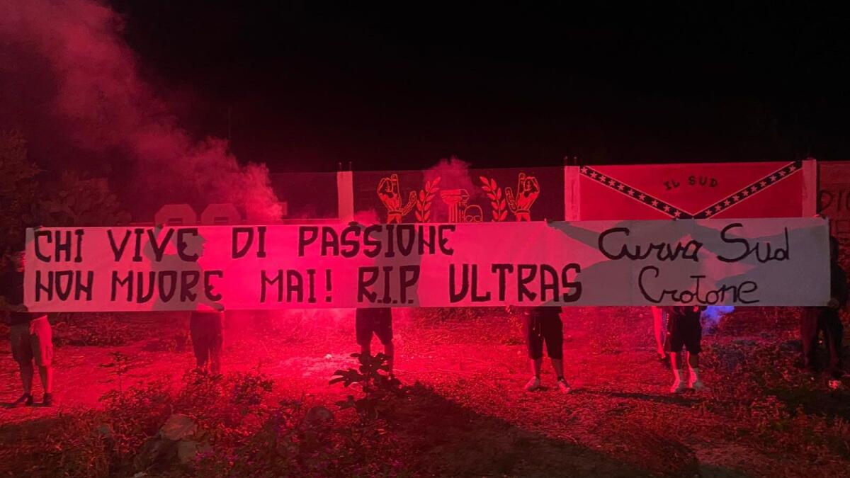 Oggi il calcio piange i tre giovani cuori rossoneri volati in cielo - Crotone - Curva Sud