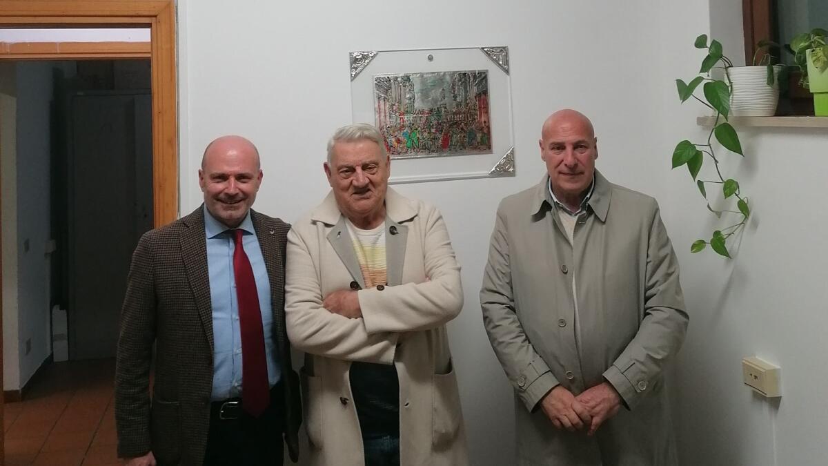 Crotone - Da oggi sposarsi in Comune sarà più bello con l'opera donata da Gerardo Sacco - 