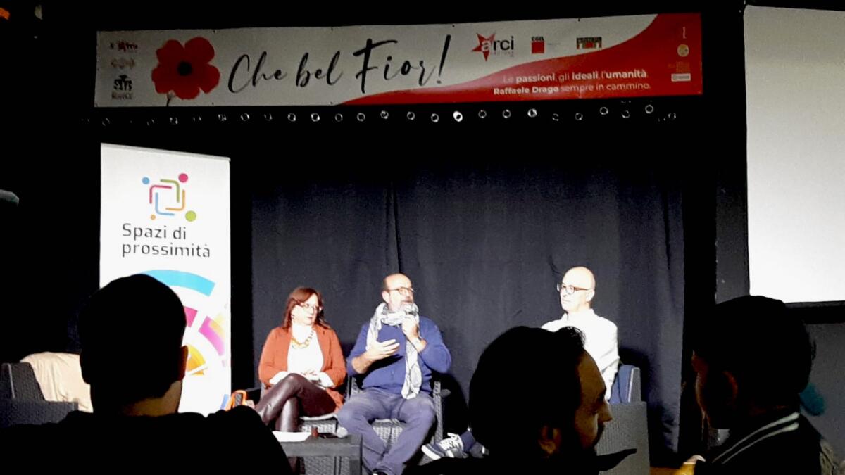 Crotone - Per il progetto Spazi di prossimità "Storie a colpi di like: l'impatto dei social media sulla lettura adolescenziale" - 