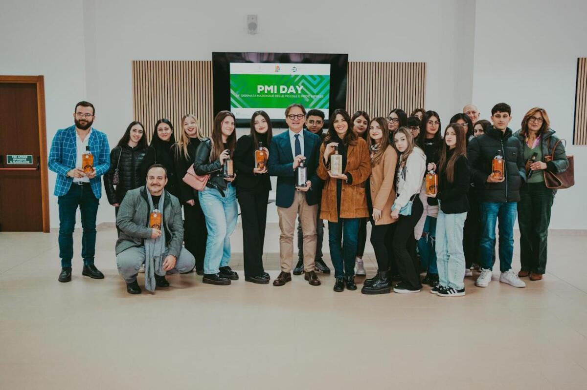 Crotone - Per il PMI Day gli studenti incontrano i giovani imprenditori della Lacinio Srl - 