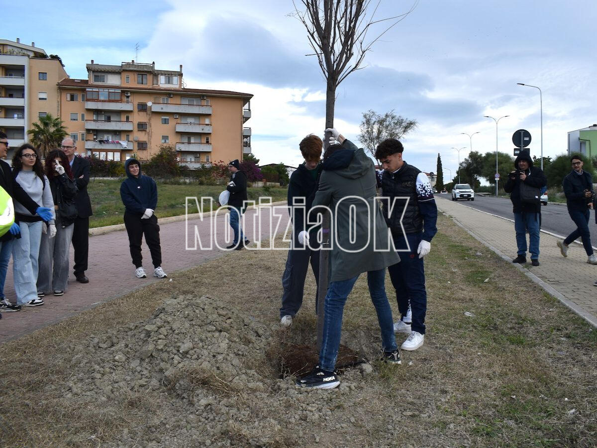 Crotone - Gli studenti piantano 25 tamerici su via Peppino Impastato -