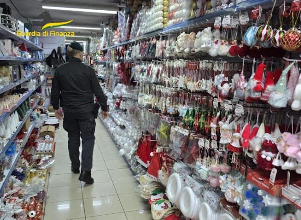 Cosenza - Sequestrati oltre 550.000 prodotti di natale non sicuri - 