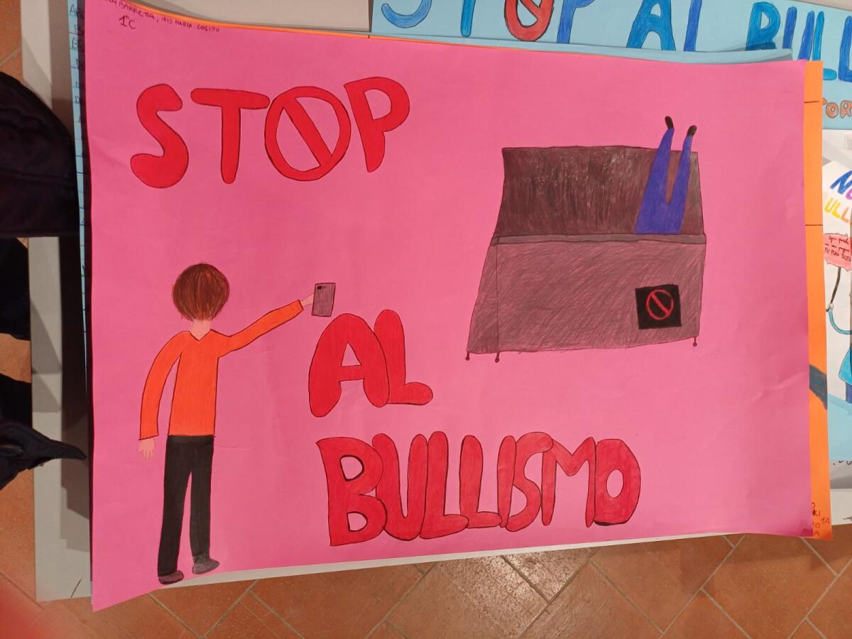 (Foto) Gli studenti di Rocca di Neto incontrano Rita Tulelli per parlare di bullismo e cyberbullismo - 