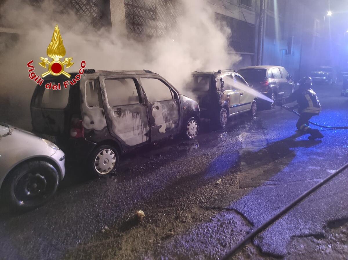 Crotone - Auto in fiamme nella notte - 