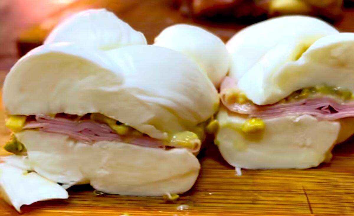 Un morso al sapore - Semplice e sfiziosa la treccia di mozzarella ripiena - 