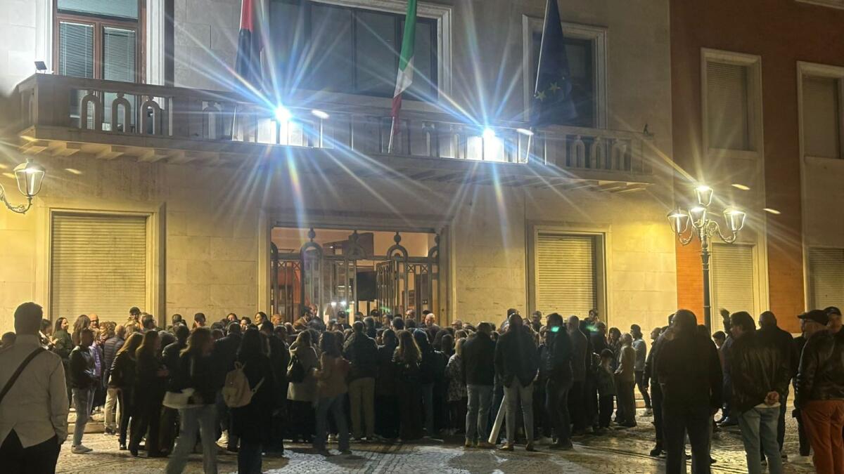 Vertenza Abramo CC - In tanti in piazza per avere notizie sul proprio destino: si riaccende la speranza - 
