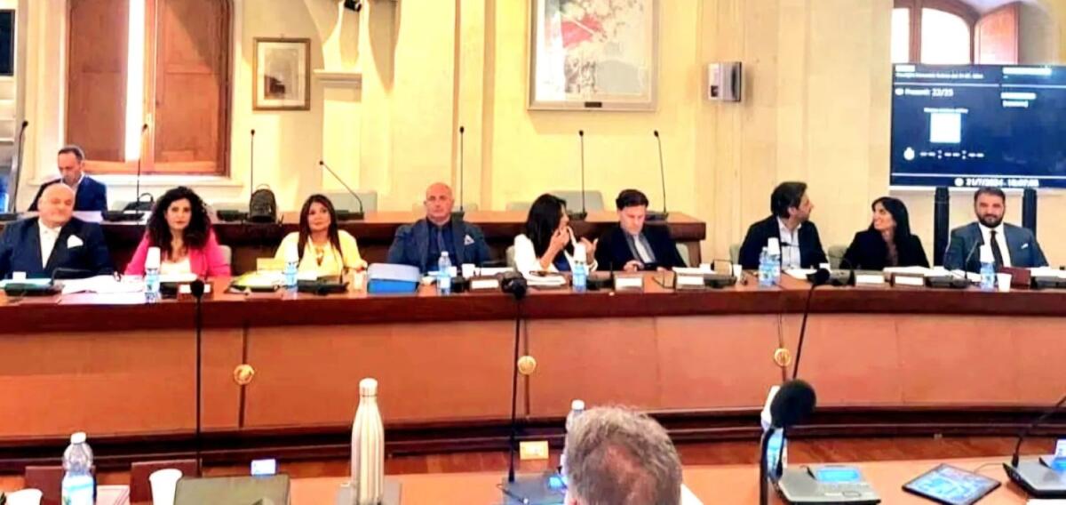 Corigliano-Rossano - L'opposizione contro il sindaco: «Ormai il Re è nudo» - 