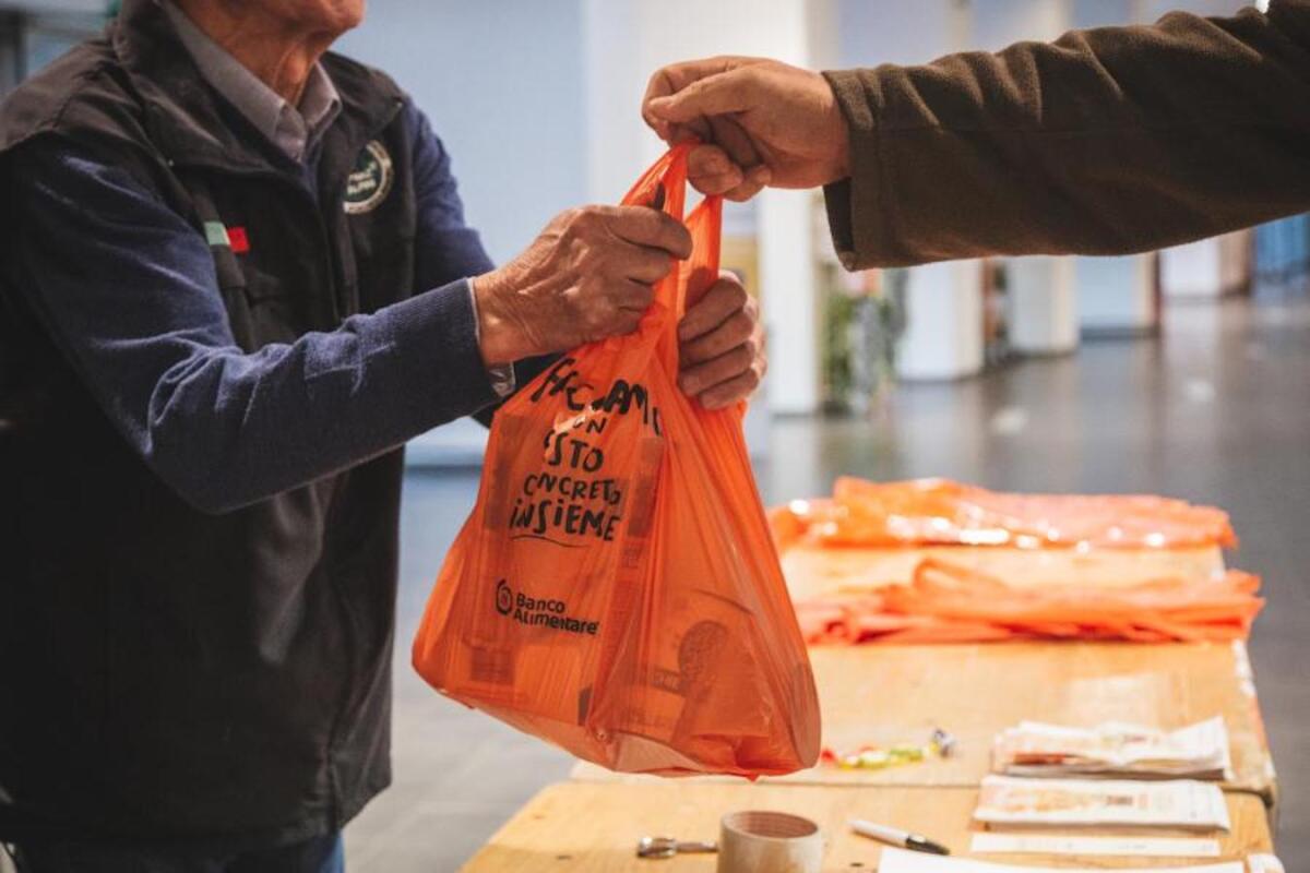 Crotone - Oggi è la Giornata della colletta alimentare. Volontari davanti ai supermercati - 